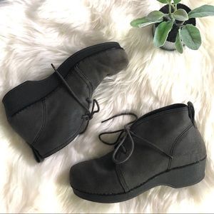 Dansko gray chukka boots (Crepe)